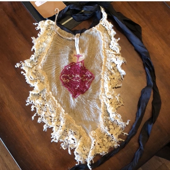 Magnolia Pearl Rare Jabot - Picture 4 of 5